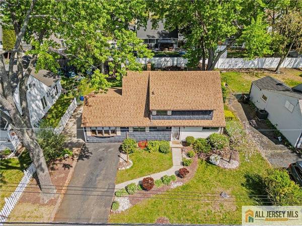 8 Farmbrook DR, Old Bridge, NJ 08857