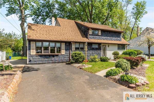 8 Farmbrook DR, Old Bridge, NJ 08857