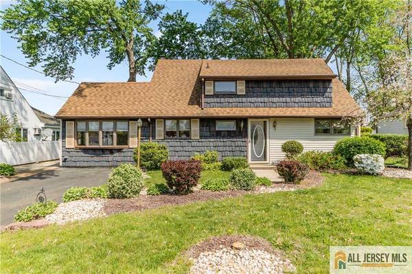 8 Farmbrook DR, Old Bridge, NJ 08857