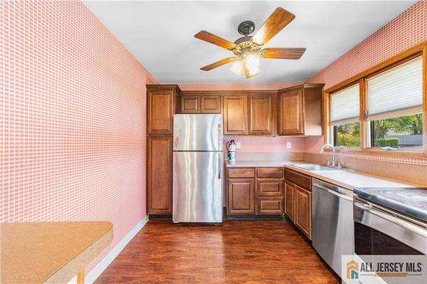 8 Farmbrook DR, Old Bridge, NJ 08857