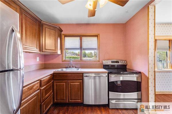 8 Farmbrook DR, Old Bridge, NJ 08857