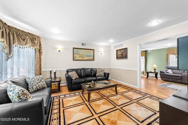 21 Tanglewood Place, Monroe, NJ 08831