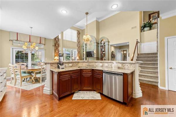 8 Tamarack RD, Monroe, NJ 08831