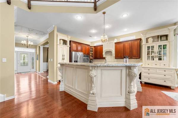 8 Tamarack RD, Monroe, NJ 08831