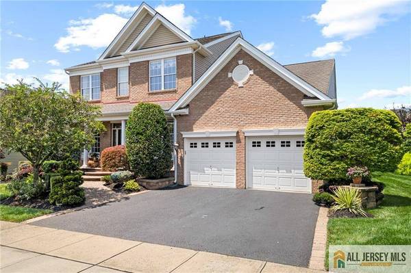 8 Tamarack RD, Monroe, NJ 08831