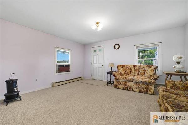 28 Sedgwick ST, Jamesburg, NJ 08831
