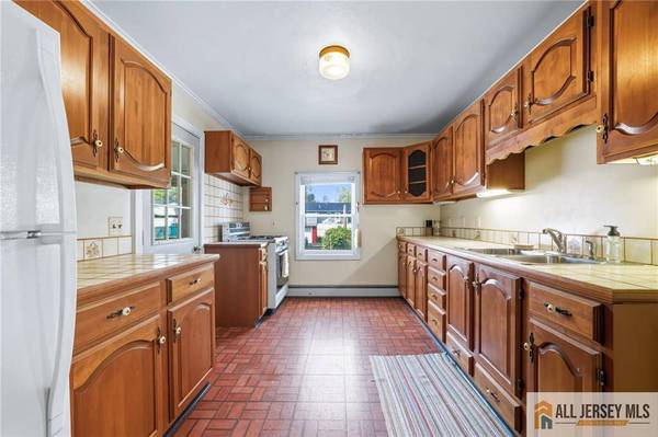 28 Sedgwick ST, Jamesburg, NJ 08831