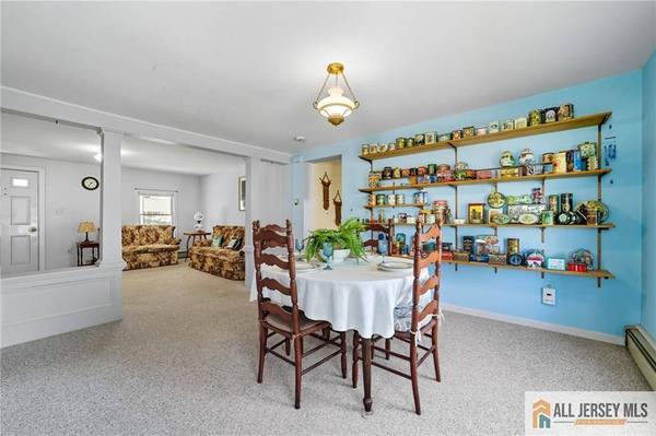 28 Sedgwick ST, Jamesburg, NJ 08831