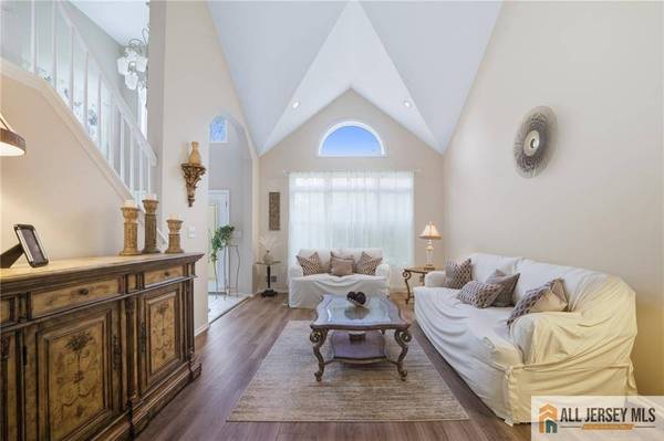 2 Guinevere RD, Monroe, NJ 08831