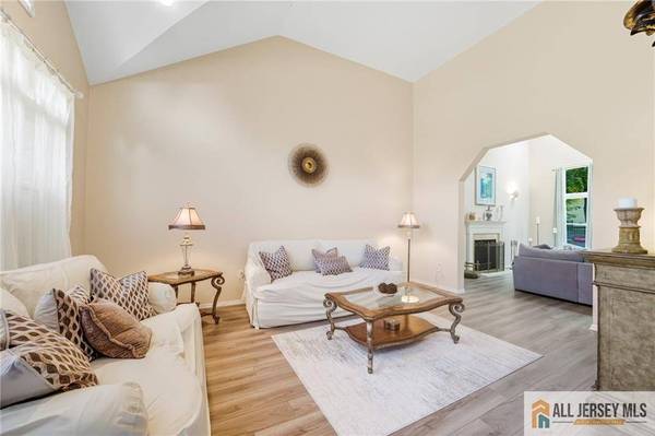 2 Guinevere RD, Monroe, NJ 08831