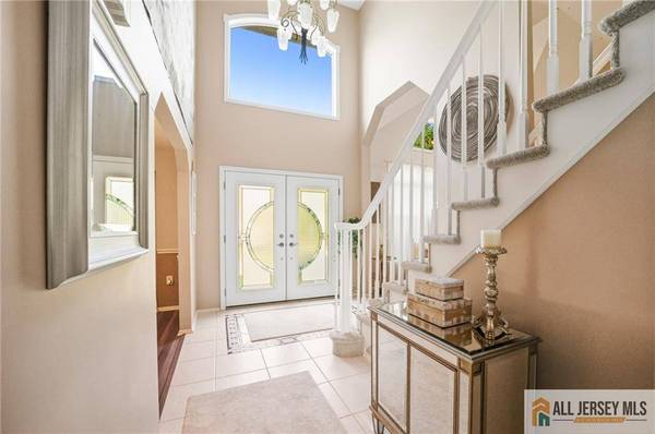 2 Guinevere RD, Monroe, NJ 08831
