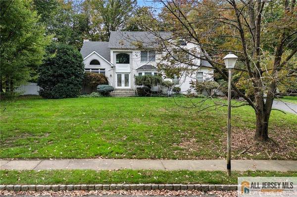 2 Guinevere RD, Monroe, NJ 08831