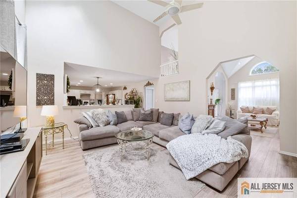 2 Guinevere RD, Monroe, NJ 08831