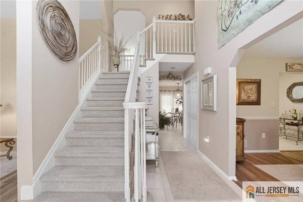 2 Guinevere RD, Monroe, NJ 08831