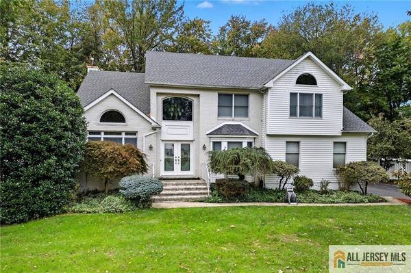 2 Guinevere RD, Monroe, NJ 08831