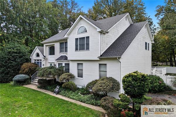 2 Guinevere RD, Monroe, NJ 08831