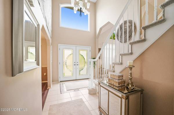 2 Guinevere Road, Monroe, NJ 08831