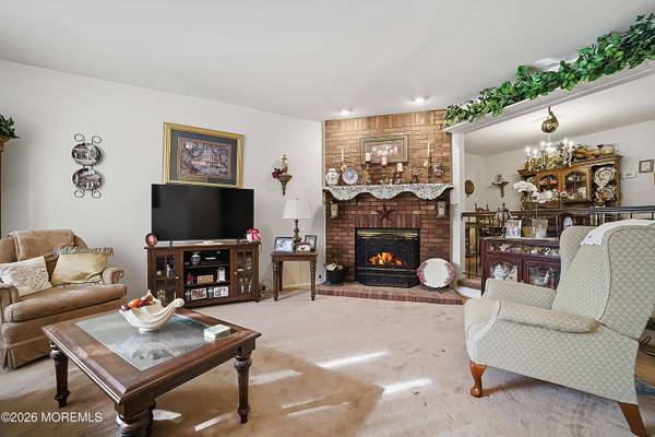 26 Peachtree Lane, Jamesburg, NJ 08831