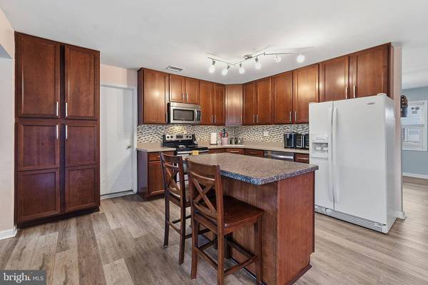 6 HUNTERDON AVE, Monroe Township, NJ 08831