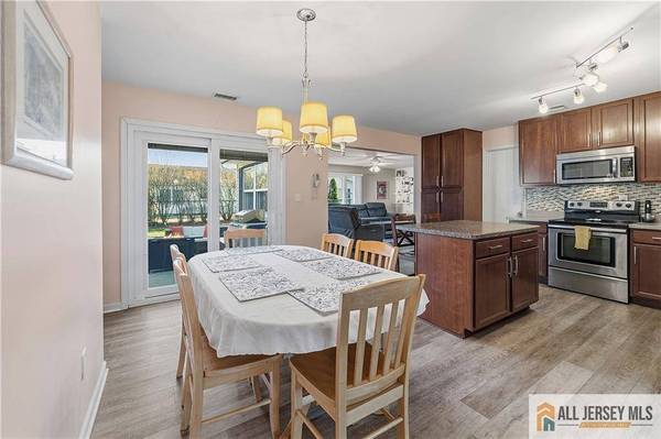 6 Hunterdon AVE, Monroe, NJ 08831