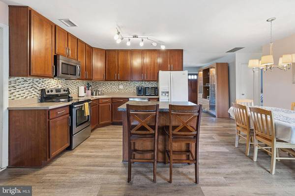 6 HUNTERDON AVE, Monroe Township, NJ 08831