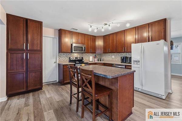 6 Hunterdon AVE, Monroe, NJ 08831