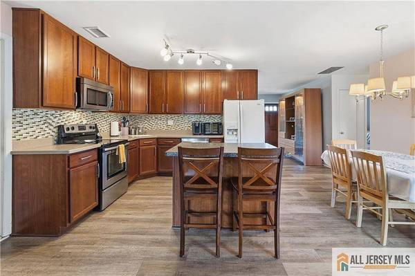6 Hunterdon AVE, Monroe, NJ 08831