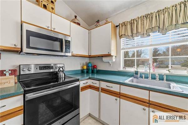 1213 Lindera PLZ #B, Monroe, NJ 08831