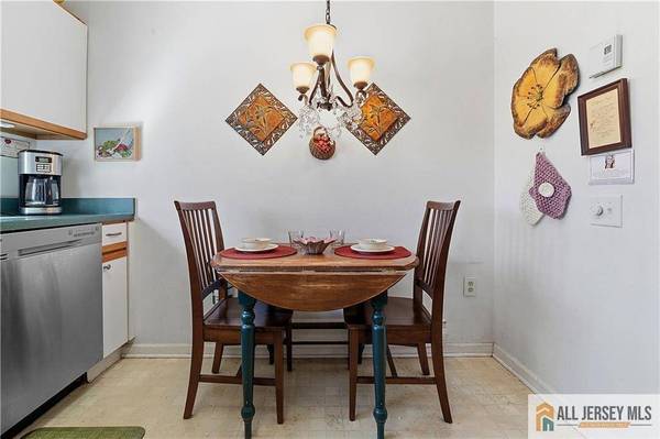 1213 Lindera PLZ #B, Monroe, NJ 08831