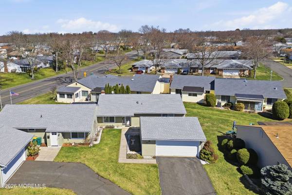 21 Celtis Plz #21B, Monroe, NJ 08831