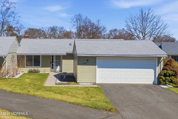 21 Celtis Plz #21B, Monroe, NJ 08831