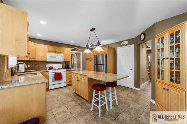 1 Pine View CT, Monroe, NJ 08831