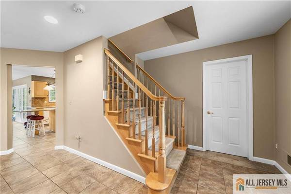 1 Pine View CT, Monroe, NJ 08831
