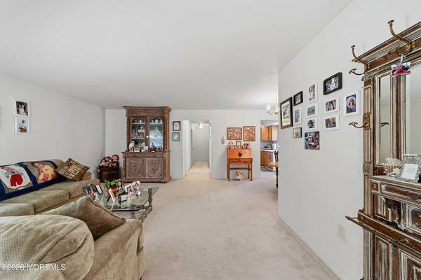 9 Patrick Henry Court, Monroe, NJ 08831