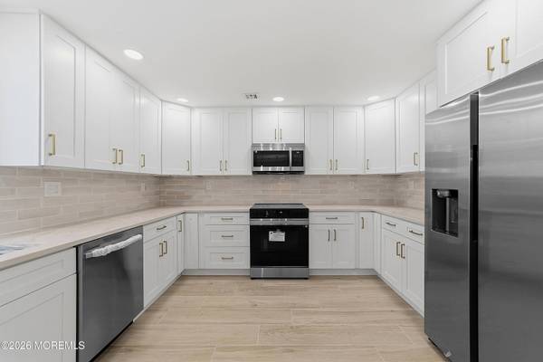 66 Essex Road, Monroe, NJ 08831