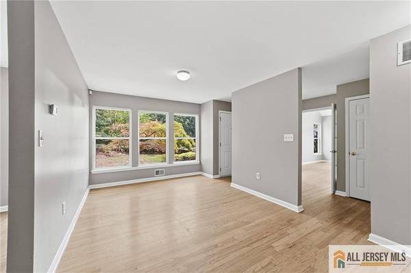 24 Parkside DR, Jamesburg, NJ 08831