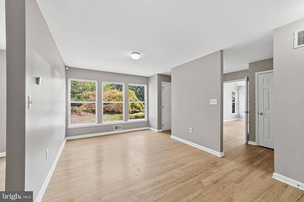 24 PARKSIDE DR, Jamesburg, NJ 08831