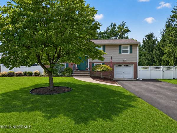 104 Pinewood Road, Howell, NJ 07731