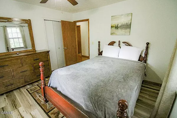 898 Lake View LOOP, Sevierville, TN 37876