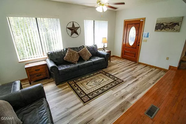 898 Lake View LOOP, Sevierville, TN 37876