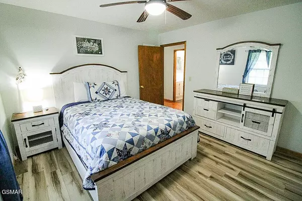 898 Lake View LOOP, Sevierville, TN 37876