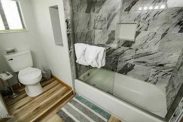 898 Lake View LOOP, Sevierville, TN 37876