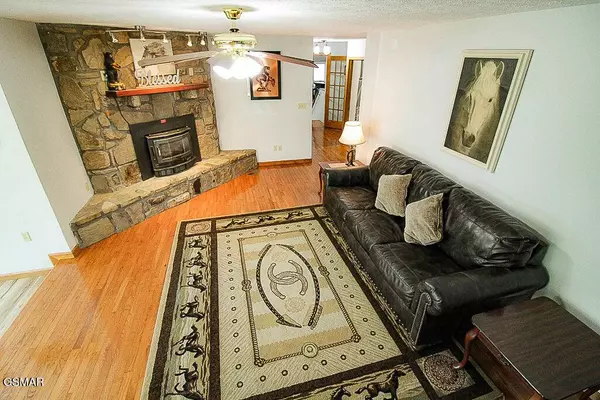 898 Lake View LOOP, Sevierville, TN 37876