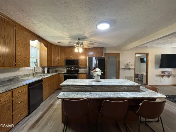 894 Lake View Loop, Sevierville, TN 37876