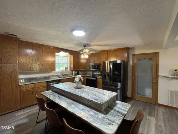 894 Lake View Loop, Sevierville, TN 37876