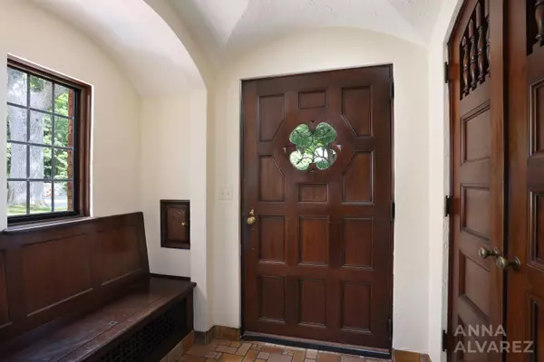 245 Briarwood SE Avenue, East Grand Rapids, MI 49506