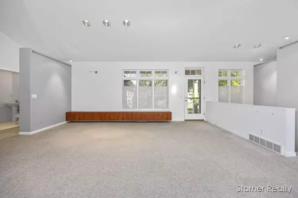 1663 Oakleigh Woods NW Drive, Grand Rapids, MI 49504