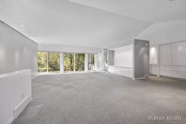 1663 Oakleigh Woods NW Drive, Grand Rapids, MI 49504