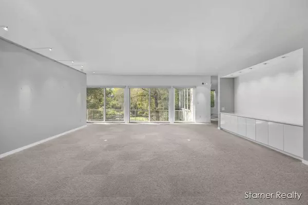 1663 Oakleigh Woods NW Drive, Grand Rapids, MI 49504