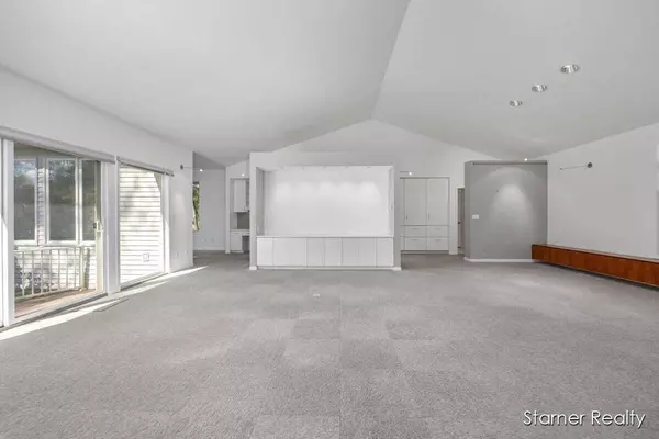 1663 Oakleigh Woods NW Drive, Grand Rapids, MI 49504